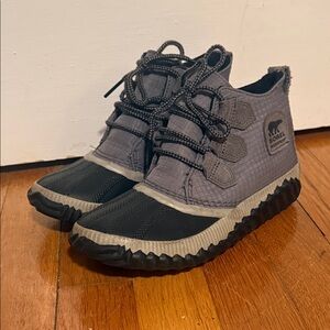 Sorel Womens Gray and Black Shoes